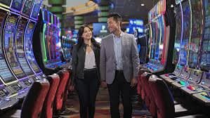 Host dealer profesional yang memandu putaran French Roulette secara langsung